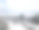 现代城市中的雪景。冬天的月。图片下载