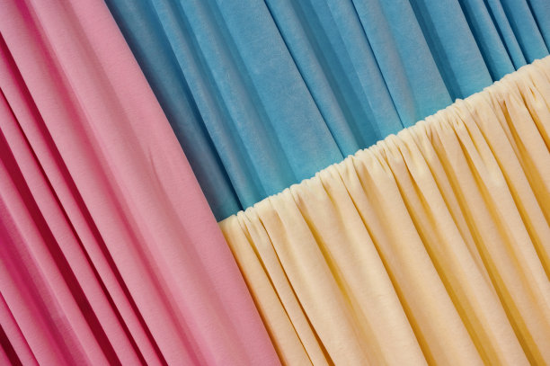 展览时，服装面料样品悬挂在明亮的走廊上图片下载