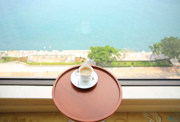 一杯能看到街景的咖啡图片下载