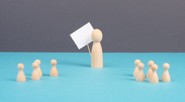 一群人，老师带着孩子，经理招着工人，从人群中脱颖而出，团队合作和领导，男人举着空牌子图片下载