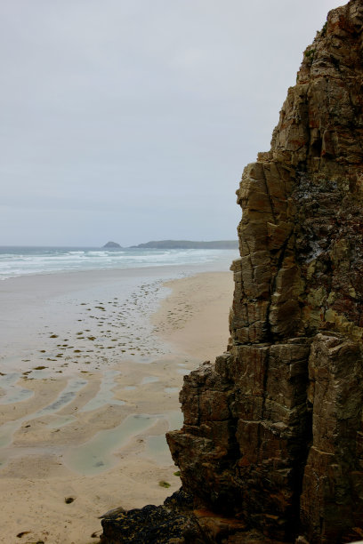 在Perranporth海滩的悬崖图片下载