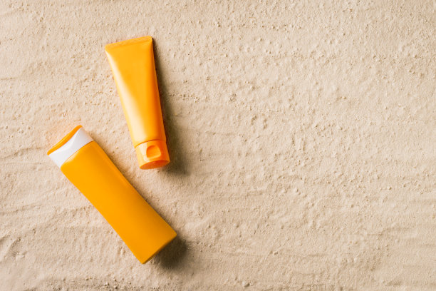 在沙子上涂防晒霜图片下载