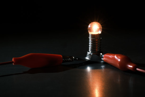 黑暗中的小灯。图片下载