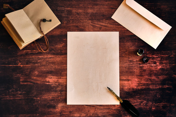 弗拉特莱拿着一封信放在一张木桌上图片下载