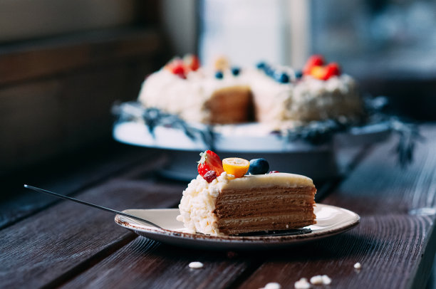 盘子上有选择性聚焦的一块蛋糕图片下载