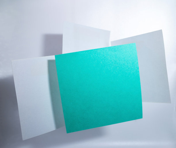 设计理念是4张纸漂浮在空中，孤立在白色背景上进行布局，这是一张真实的照片。图片下载