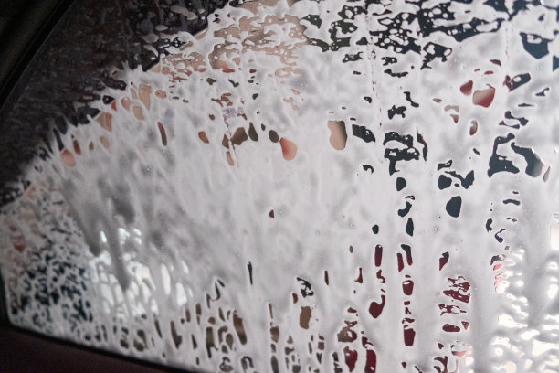 使用活性泡沫清洗汽车图片下载