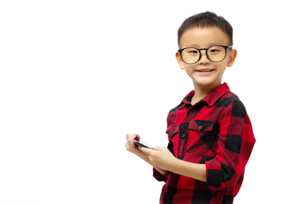 微笑的学生，戴着眼镜，拿着平板电脑，穿着红色的衬衫图片下载