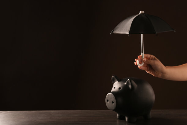 女人撑着伞在黑暗的背景，特写。空间的文本图片下载