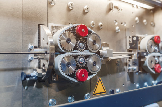 拉着电线穿过机器的齿轮。现代工厂工业设备的一部分。侧视图。图片下载