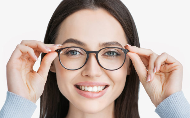 微笑的年轻女子戴着眼镜的特写肖像图片下载