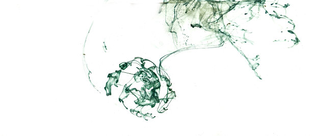 绿色烟雾在白色墨水的背景，彩色雾，抽象的漩涡翡翠大海，丙烯酸油漆颜料水下图片下载