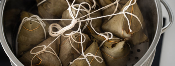 煮粽子-准备和蒸粽子。图片下载