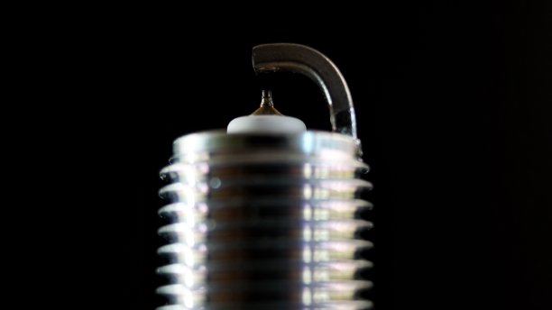 带细铱电极的汽车火花塞特写图片下载