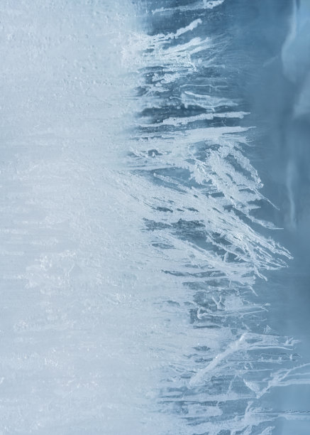 透明淡蓝色的微距照片冰冻贝加尔湖冰白色霜点缀。图片下载