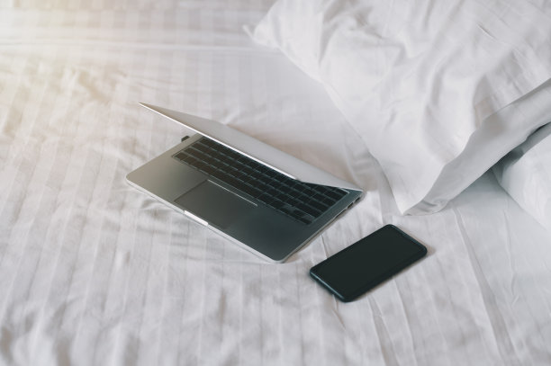 笔记本电脑在床上。covid-19隔离期间的远程工作理念。图片下载