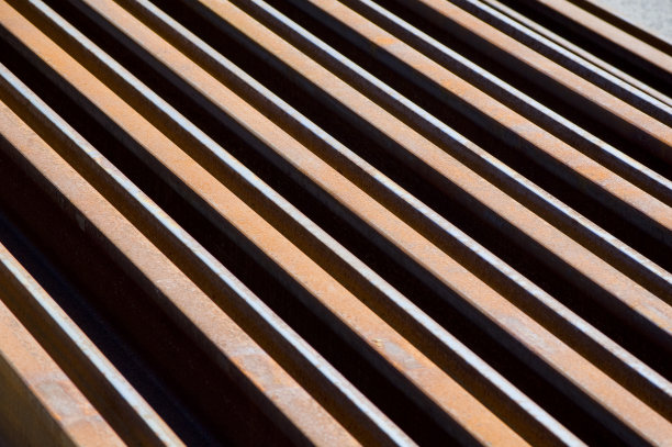 生锈的铁轨躺在工地上。图片下载