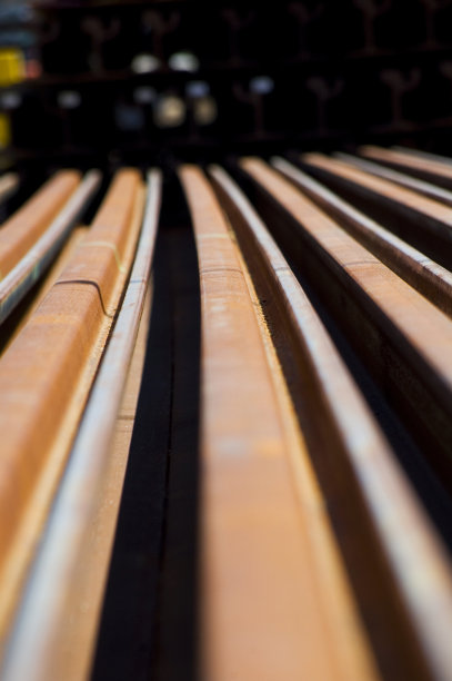 生锈的铁轨躺在工地上。有选择性的重点。图片下载