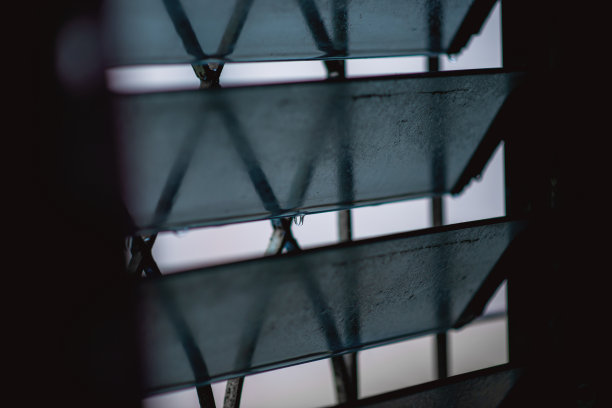 雨滴从窗户上落下来图片下载