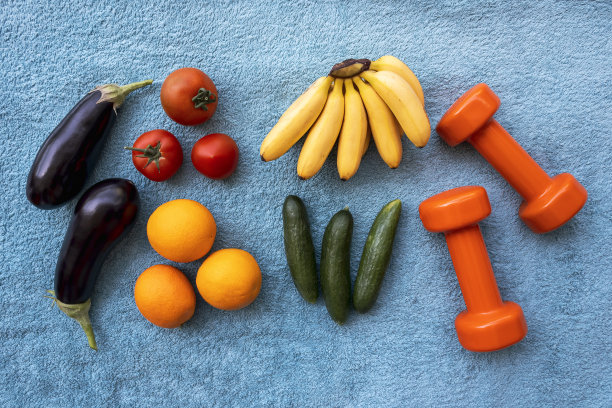 平放水果、蔬菜和哑铃图片下载