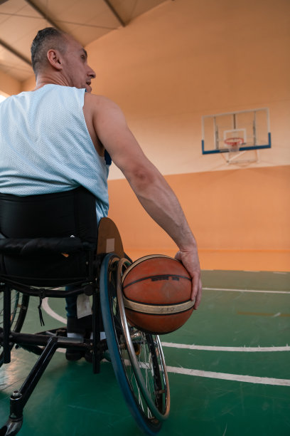 残疾人在球场上打篮球的特写照片。有选择性的重点图片下载
