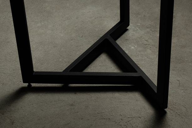 阁楼式桌子的铁桌腿。图片下载