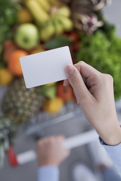 推着手推车的女人手里拿着一张空白卡片图片下载