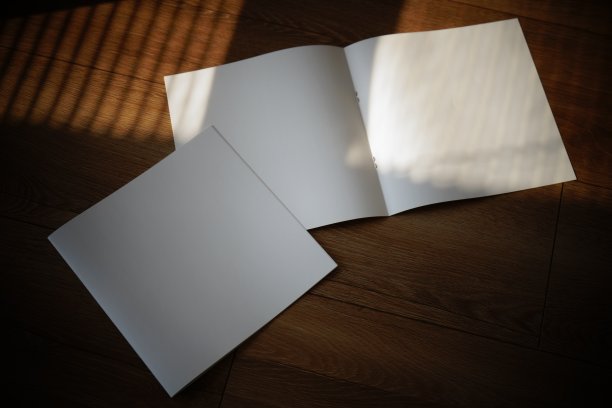 木制背景上的空白小册子图片下载