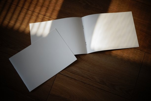 木制背景上的空白小册子图片下载