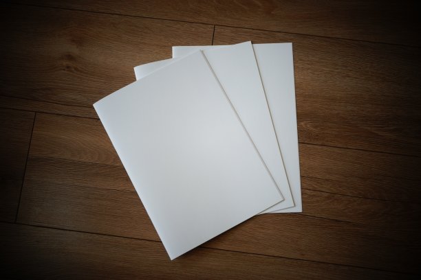 木制背景上的空白小册子图片下载