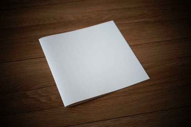 木制背景上的空白小册子图片下载