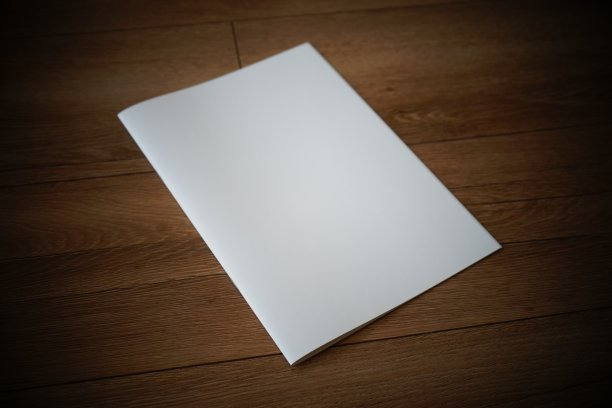 木制背景上的空白小册子图片下载