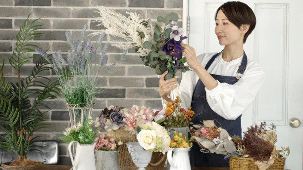 在花店工作的年轻亚洲女人图片下载