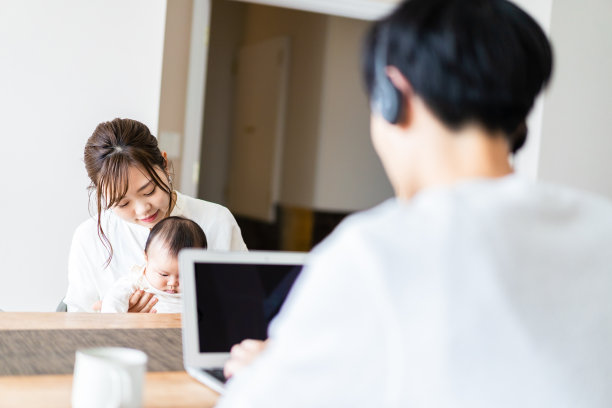 父亲在家工作，母亲带孩子图片下载