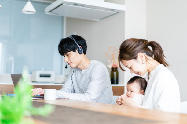 父亲在家工作，母亲带孩子图片下载