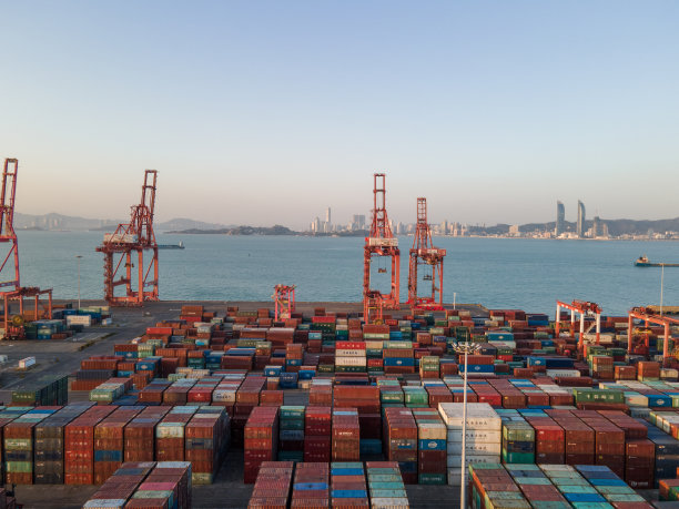 黄昏时分码头上有许多集装箱图片下载