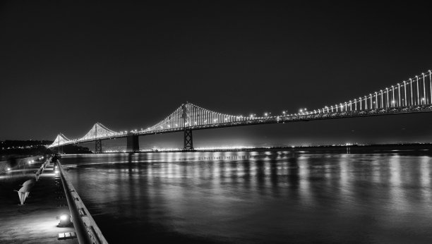 夜间的旧金山海湾大桥。图片下载