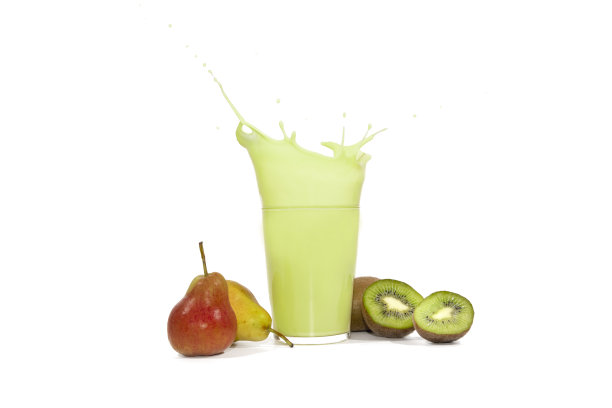 一杯洒满猕猴桃汁的梨和猕猴桃图片下载