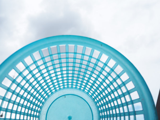 蓝色的篮子和灰色的白云天空图片下载