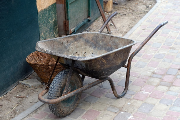 一辆旧的灰色独轮手推车图片下载