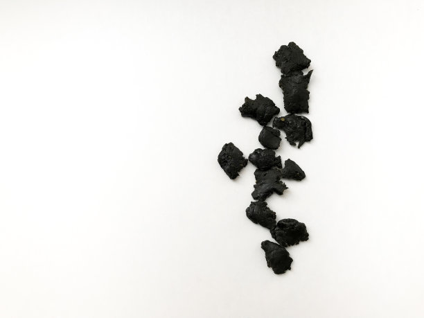 深色的香树脂在白色的背景上，有香气背景的小块树脂图片下载