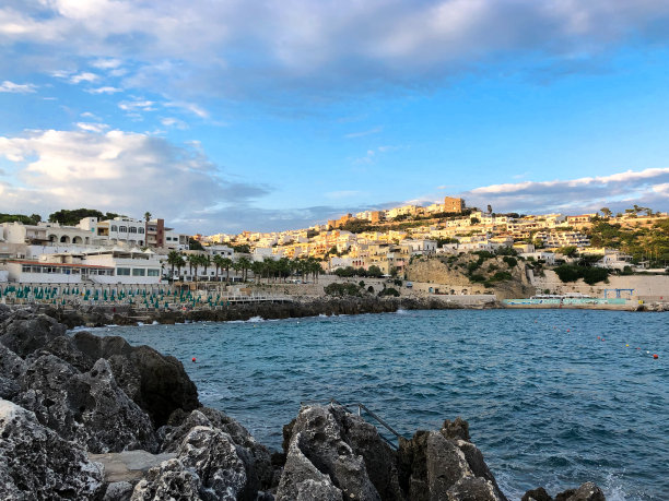 卡斯特罗码头日落时的浪漫景色图片下载