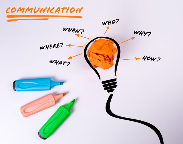 通信的概念。插图灯泡与关键词在白色背景图片下载