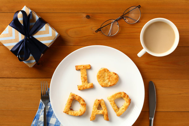 父亲节的早餐。平面糕点我爱爸爸，礼品盒，咖啡杯，玻璃杯，餐具，餐巾。图片下载