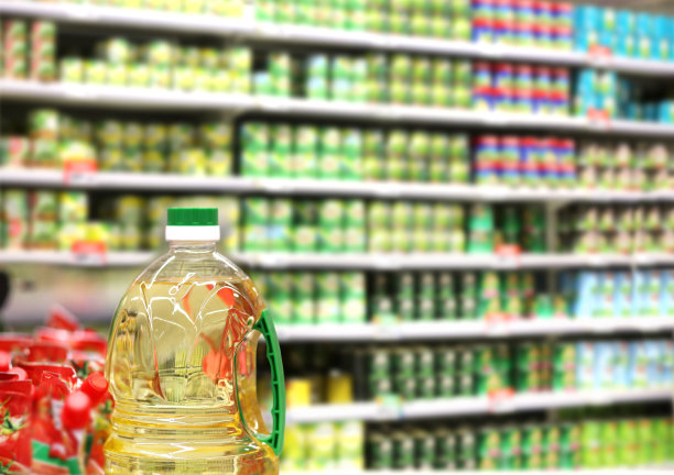 在超市挑选乳制品。空无一人的超市里的空购物车图片下载