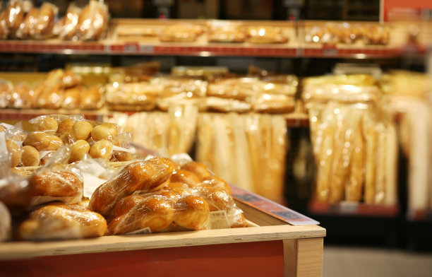 在超市、面包店、杂货店的货架上挑选食物图片下载