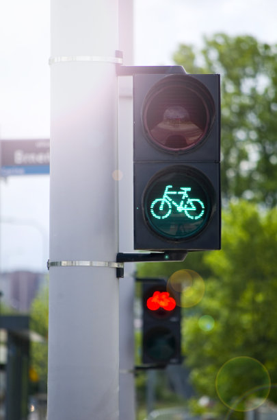 交通灯在城市十字路口。图片下载