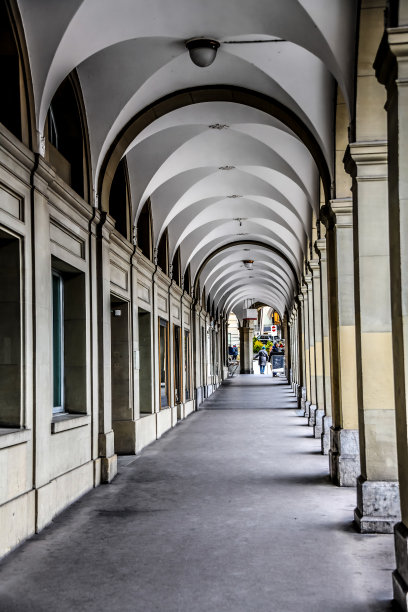 瑞士伯尔尼的白色建筑拱门图片下载