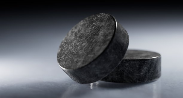 冰球在冰上的特写图片下载