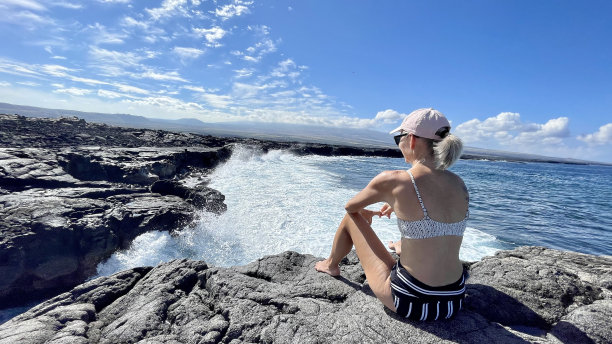 年老的妇女在夏威夷海岸冥想图片下载